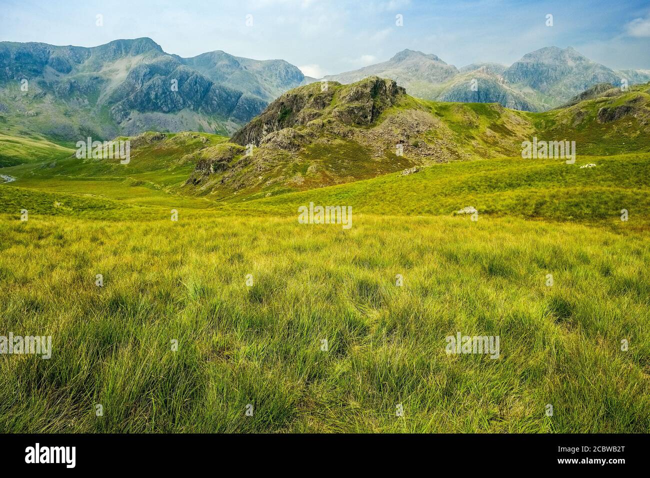 L'alta valle di Esk con le montagne di Scafell in lontananza, Lake District National Park Foto Stock