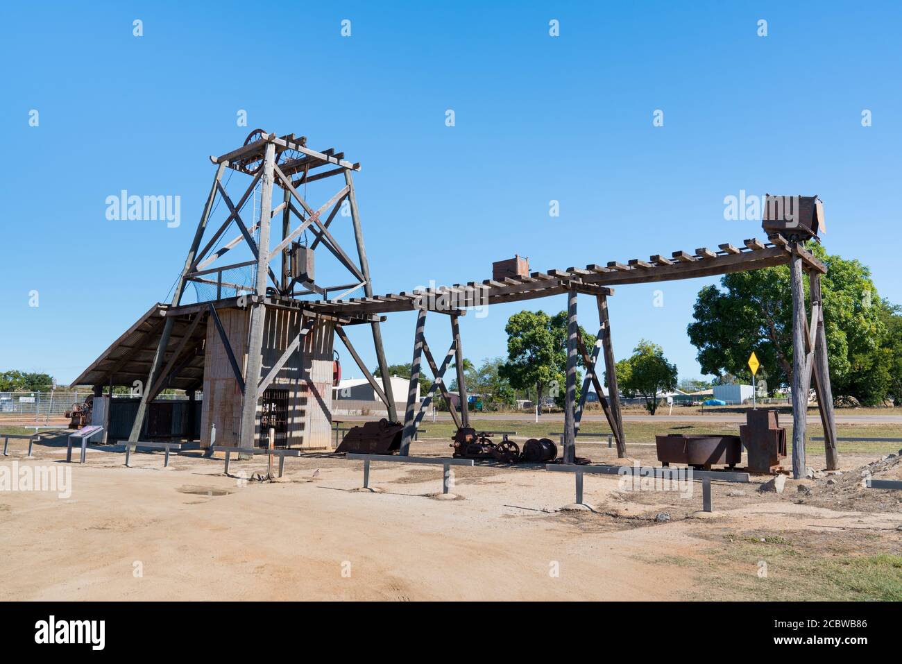 Mostra di testa a fungo dai giorni delle miniere d'oro alle Charters Towers, zona di riposo della miniera d'oro Columbia Foto Stock