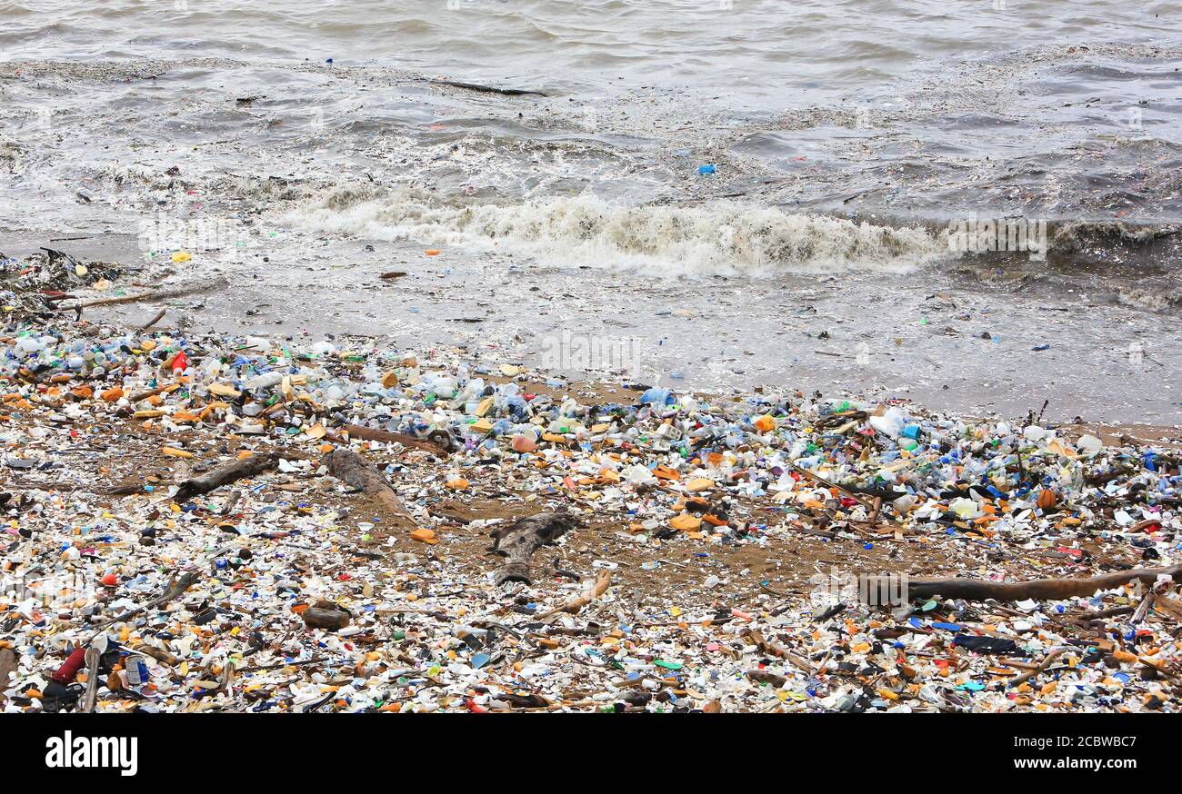 Rifiuti, borse di plastica e bottiglie che coprono una spiaggia cittadina di Santo Domingo, la capitale della Repubblica Dominicana. Foto Stock