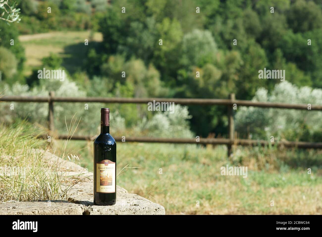 Rosso di Montalcino, vino toscano, Montalcino, bottiglia di vino rosso- Rosso di Montalcino doc Castello Banfi 2017 Foto Stock