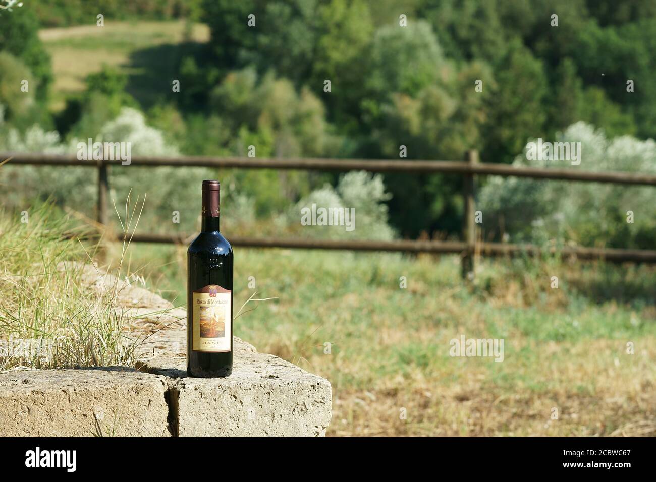 Rosso di Montalcino, vino toscano, Montalcino, bottiglia di vino rosso - Rosso di Montalcino doc Castello Banfi 2017 Foto Stock