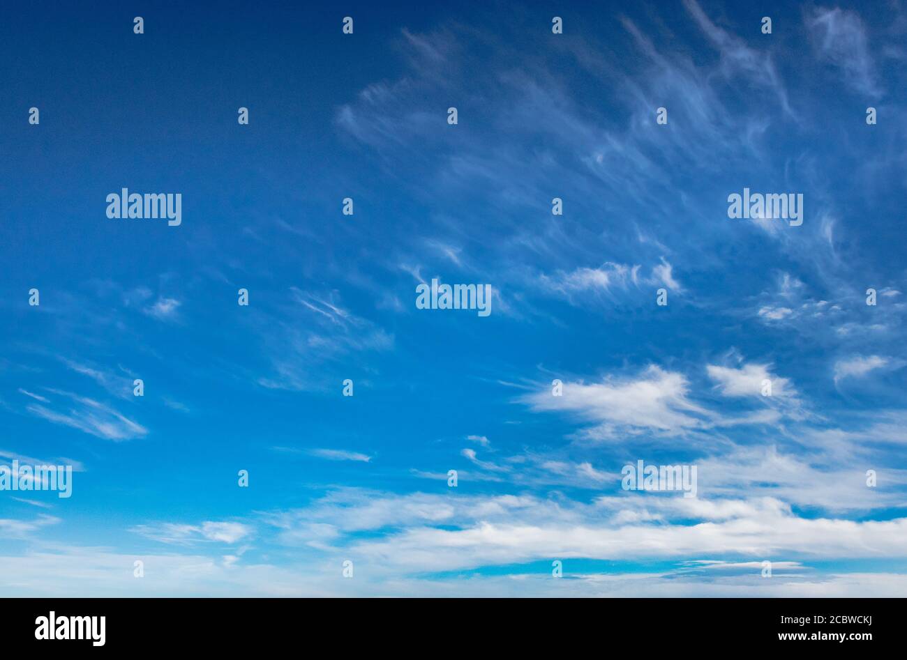 cielo blu luminoso con nuvola patch incredibile natura arte Foto Stock