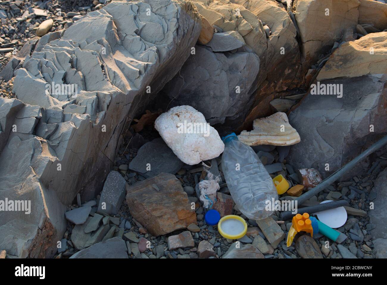 Spiaggia dell'inquinamento. Bottiglie di plastica e altri rifiuti sulla spiaggia del mare Foto Stock