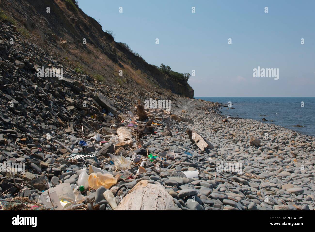 Spiaggia dell'inquinamento. Bottiglie di plastica e altri rifiuti sulla spiaggia del mare Foto Stock