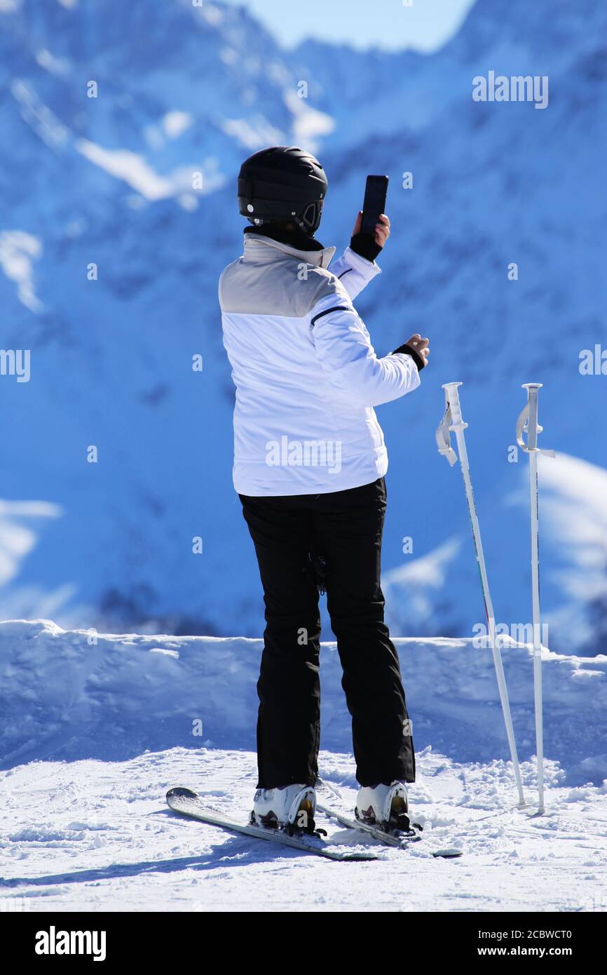 La sciatrice femminile gode della vista Foto Stock