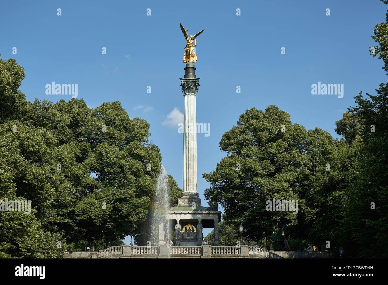 Angelo dorato della statua della pace su una colonna contro il cielo blu a Monaco, Germania Foto Stock