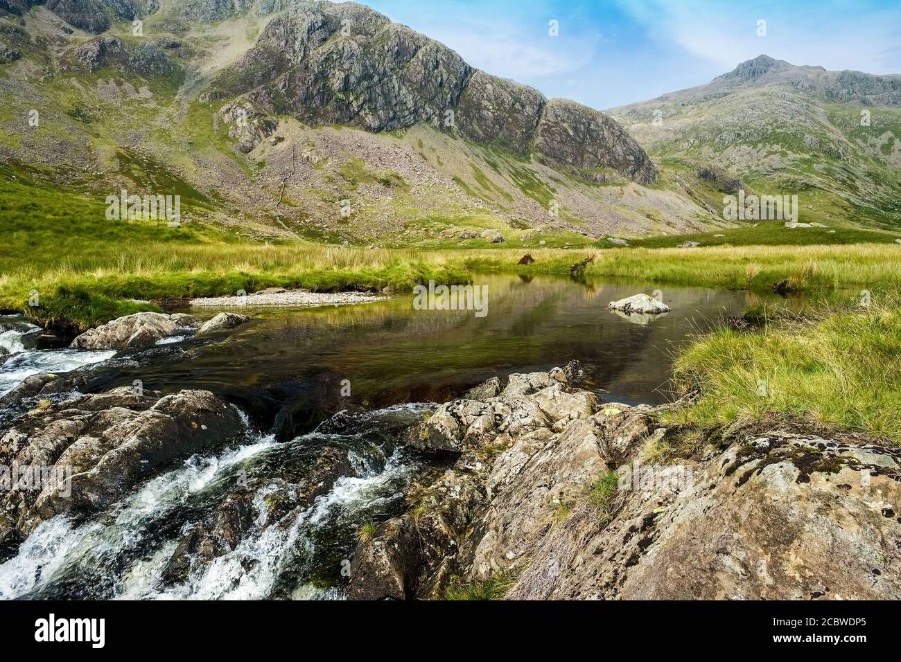 Il fiume Esk che scorre attraverso Great Moss sotto SCA cadde, Lake District National Park. Foto Stock