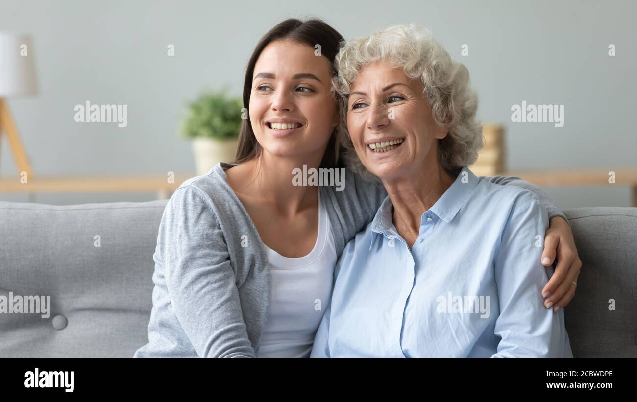 Felici donne diverse generazioni piacevoli godendo di tempo libero di stress. Foto Stock