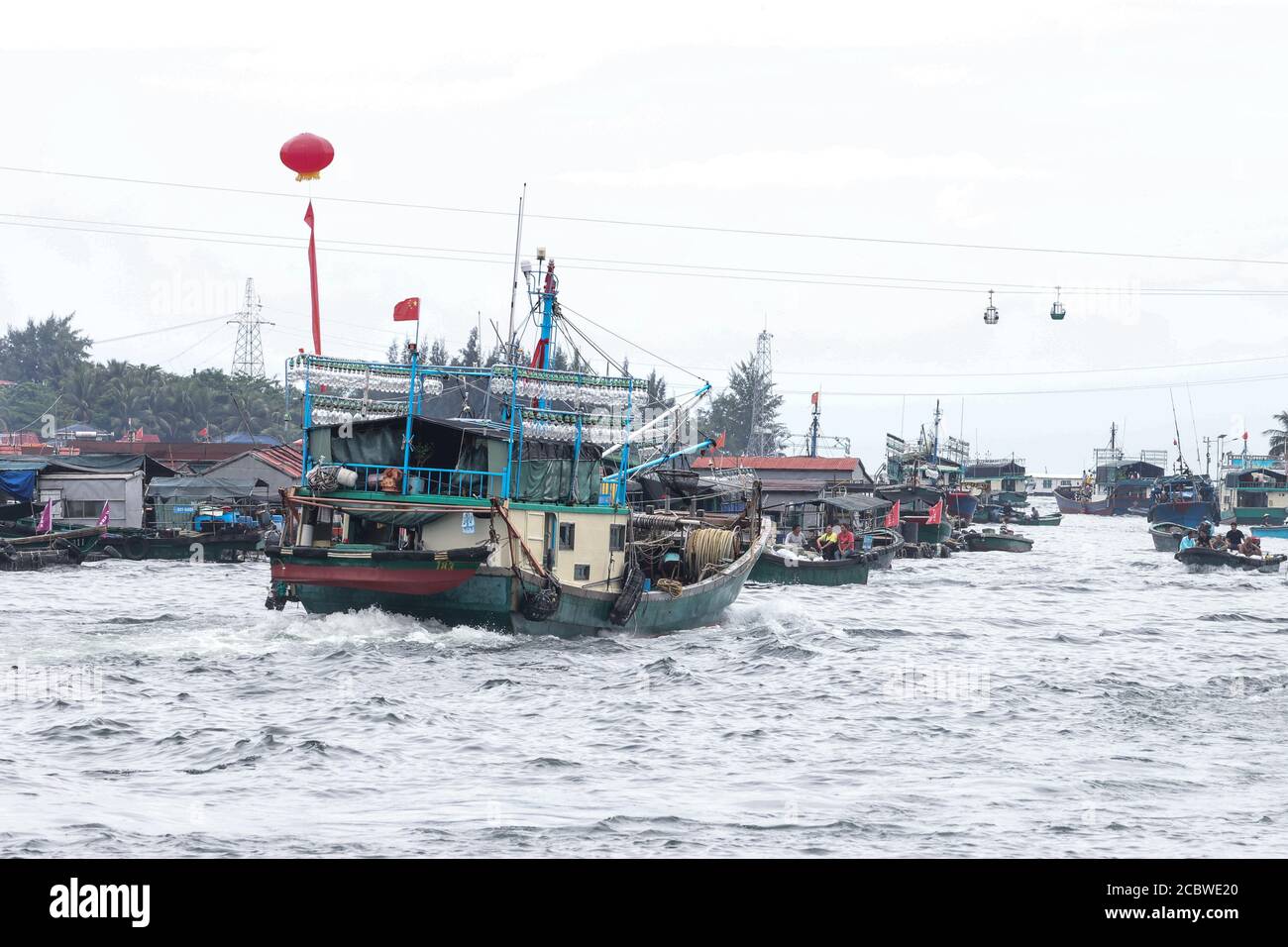 Lingshui. 16 agosto 2020. Le barche da pesca navigano sul mare mentre la moratoria estiva della pesca si è conclusa a Xincun Township, nella provincia di Hainan della Cina meridionale, 16 agosto 2020. Credit: Zhang Liyun/Xinhua/Alamy Live News Foto Stock