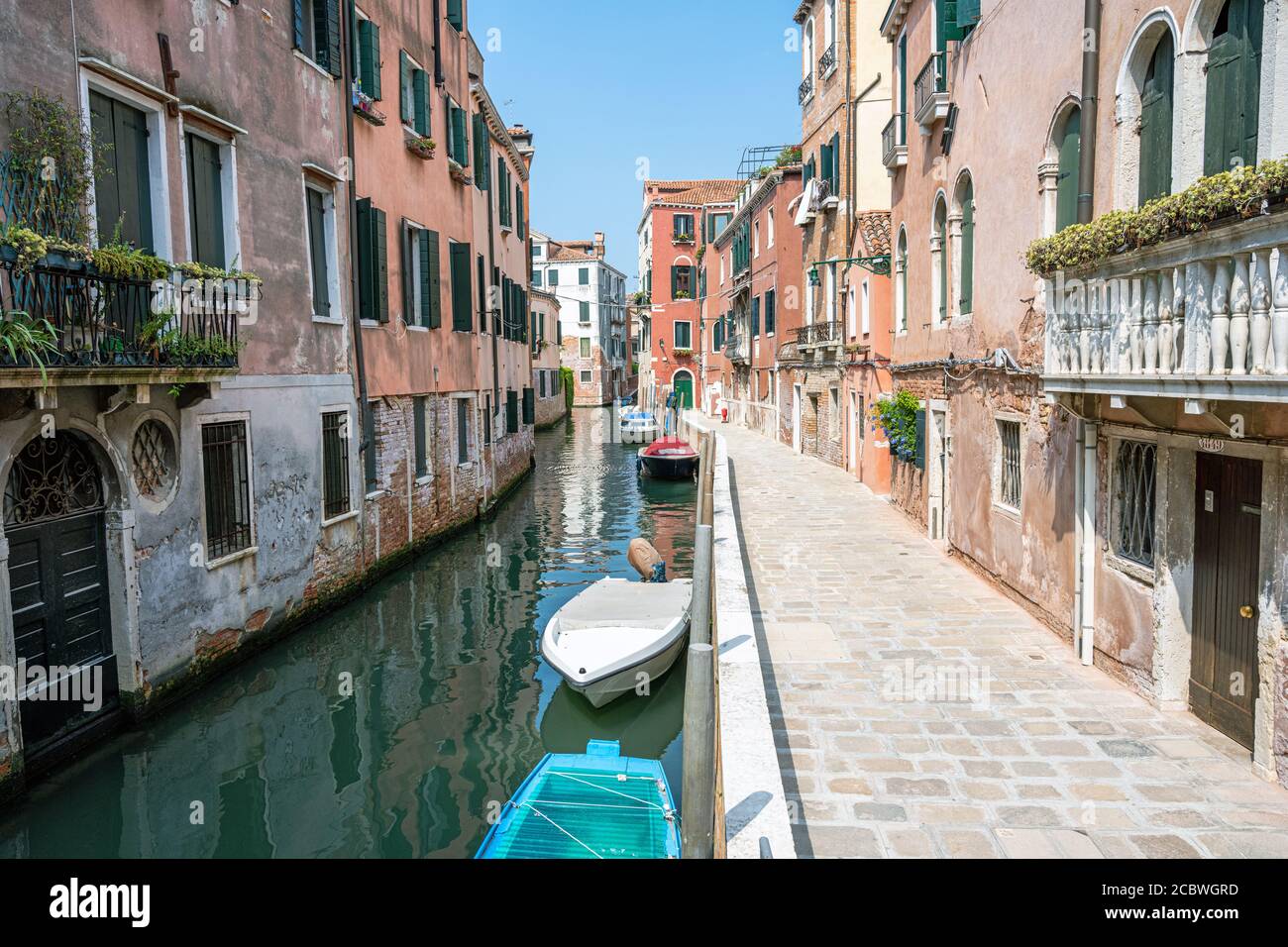 Piccolo canale nel centro storico di Venezia Foto Stock