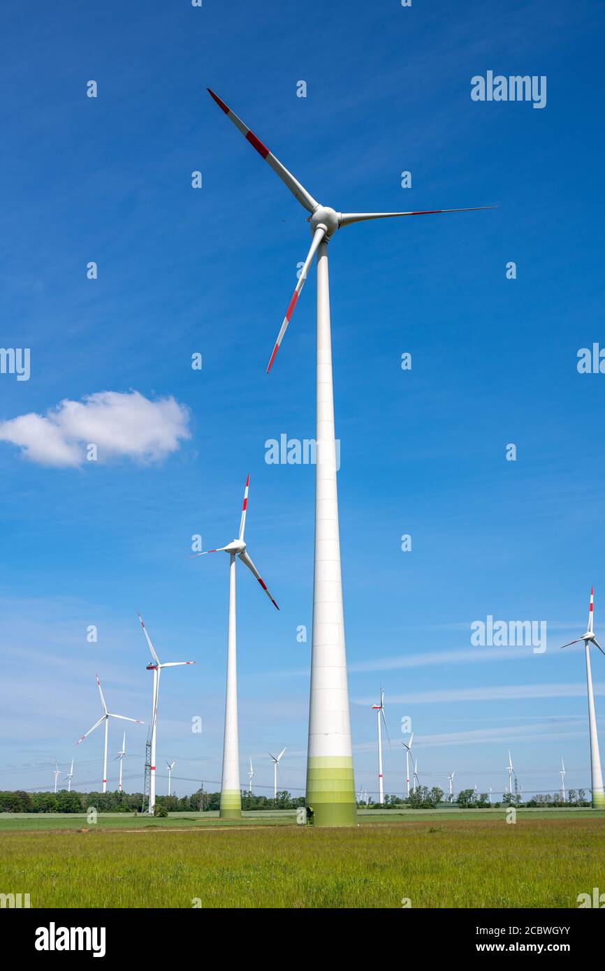 Turbine eoliche di fronte ad un cielo blu visto in Germania Foto Stock