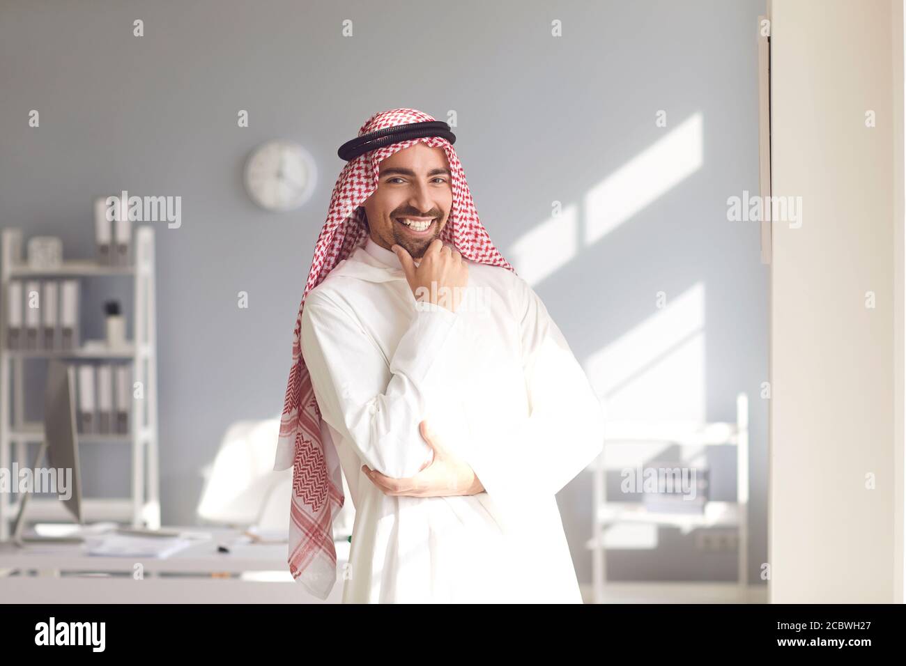 L'uomo arabo si trova in un ufficio bianco. Foto Stock