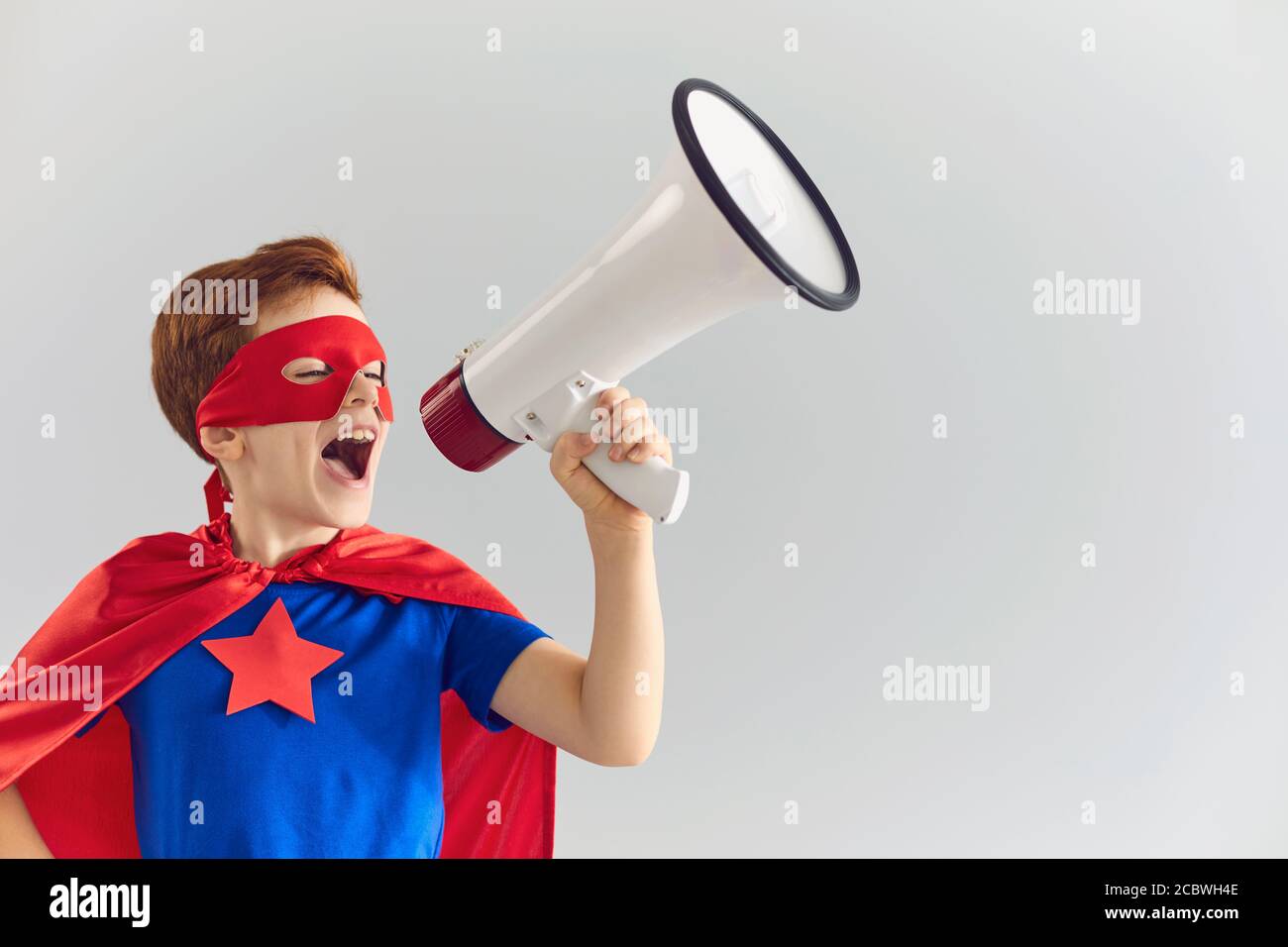 Un bambino di sei anni ragazza che indossa un costume di Superman, mimando  l uomo forzuto pongono Foto stock - Alamy