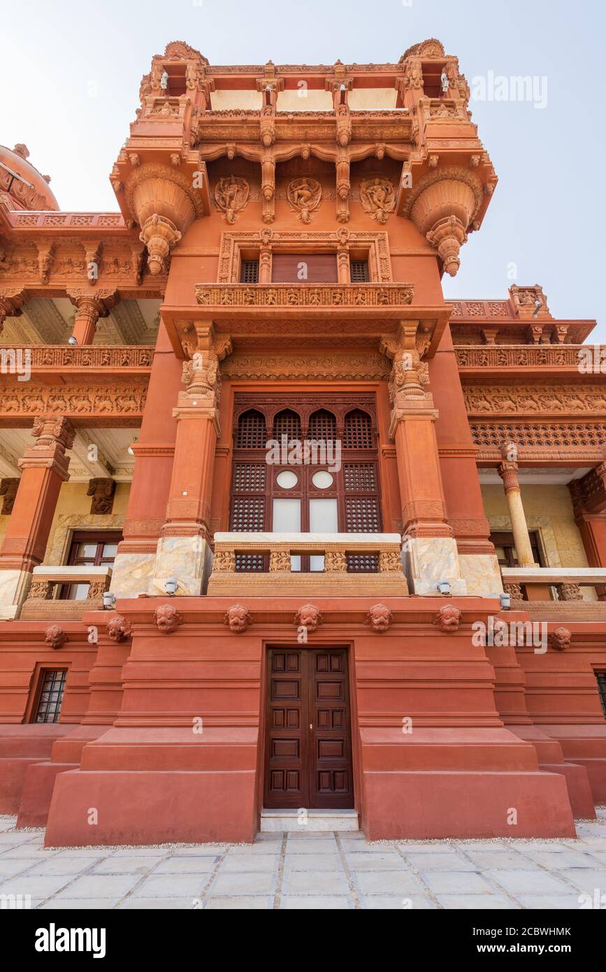 Vista ad angolo basso della facciata posteriore del Palazzo Baron Empain, una dimora storica ispirata al tempio indù cambogiano di Angkor Wat, situato nel quartiere Heliopolis, il Cairo, Egitto Foto Stock