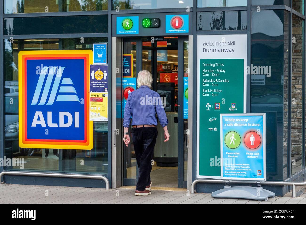 Dunmanway, West Cork, Irlanda. 16 agosto 2020. Aldi a Dunmanway ha un sistema di entrata del semaforo in atto per ridurre il numero di persone in negozio in qualsiasi momento a causa di COVID-19 linee guida di distanziamento sociale. Un acquirente entra nel negozio. Credit: AG News/Alamy Live News Foto Stock