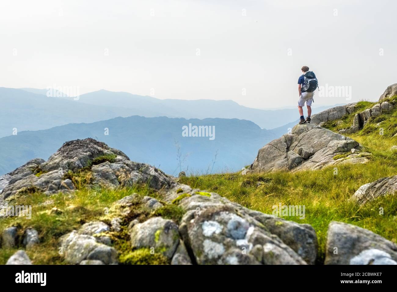 La collina dei ragazzi adolescenti cammina nel Lake District National Park, sulle pendici dello Scafell Foto Stock