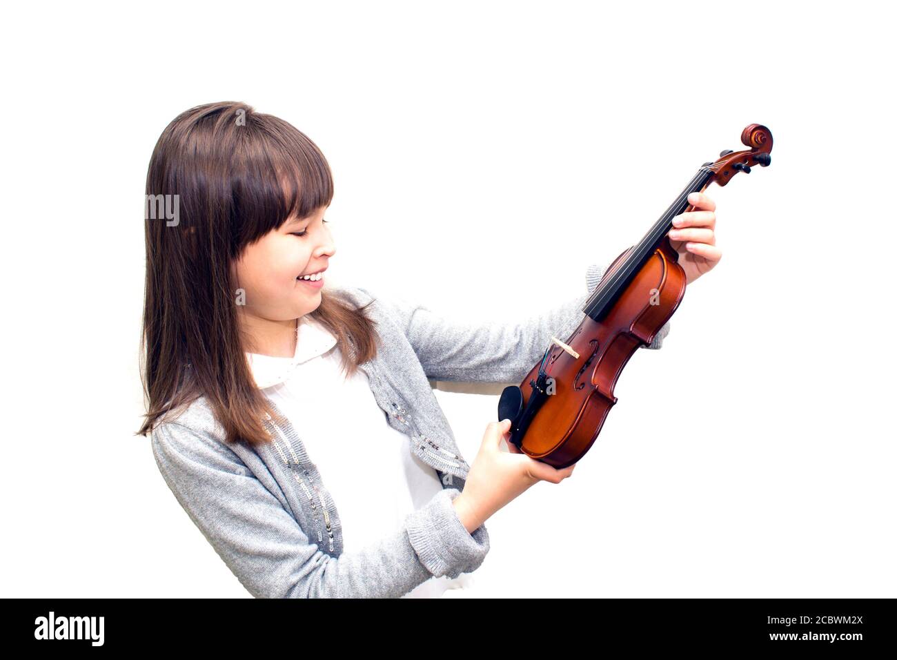 il bambino tiene il violino e sorride. Foto Stock