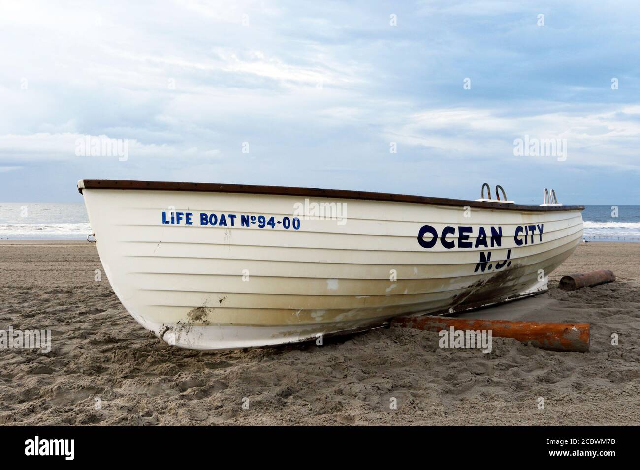 Una barca di vita di Ocean City pronta e in attesa sulla spiaggia in Ocean City, New Jersey, Stati Uniti Foto Stock