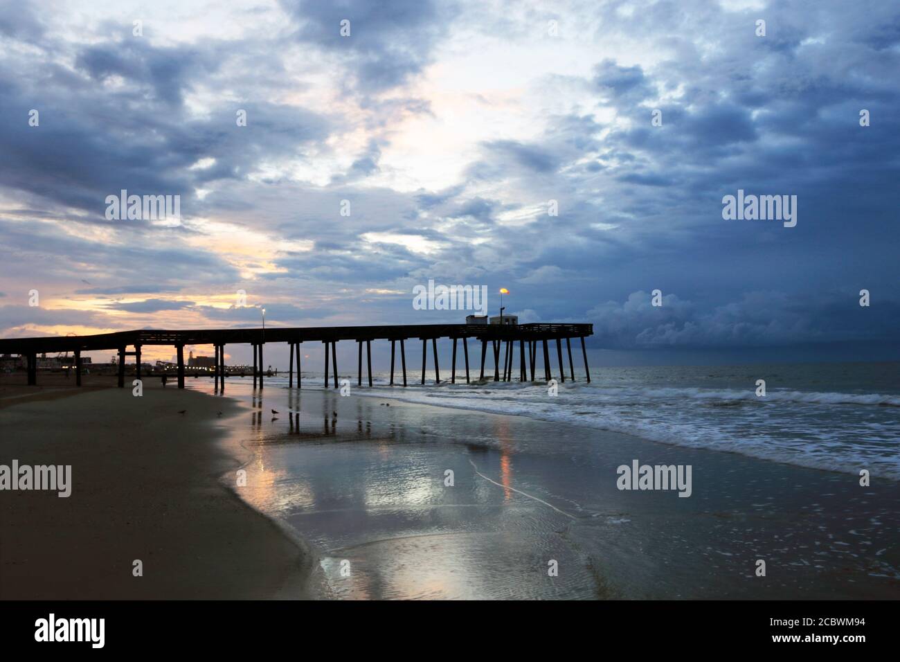 L'Ocean City Fishing Club molo a daybreak a Ocean City, New Jersey USA. Il club è il più antico club di pesca gestito continuamente negli Stati Uniti. Foto Stock
