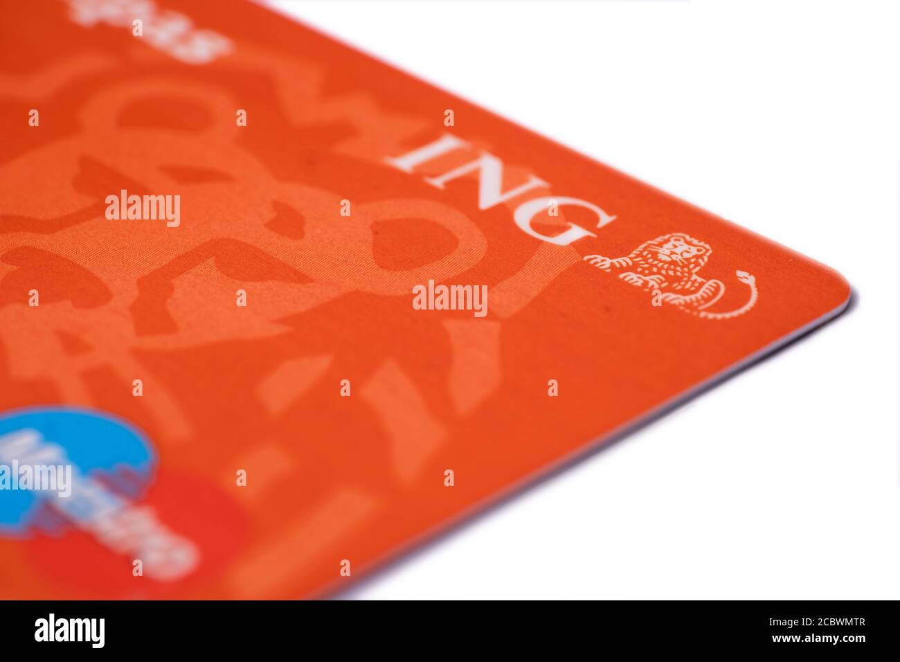 Vista della carta di credito e debito ING Bank isolata in bianco. Focua  sulle parole ING Foto stock - Alamy
