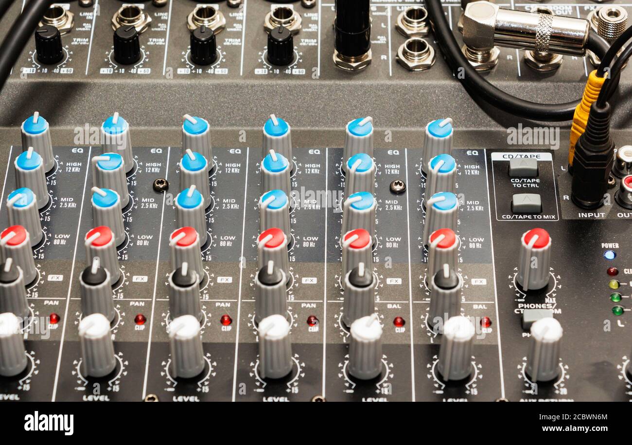 jack audio e fili collegati al mixer audio, apparecchiature musicali dj a concerto, festival, bar. Foto Stock