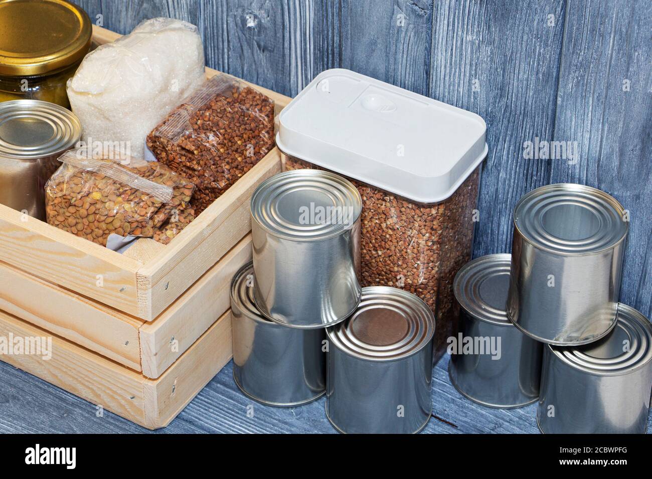conserve di cibo e cereali vari su una mensola di legno, crisi alimentare Foto Stock