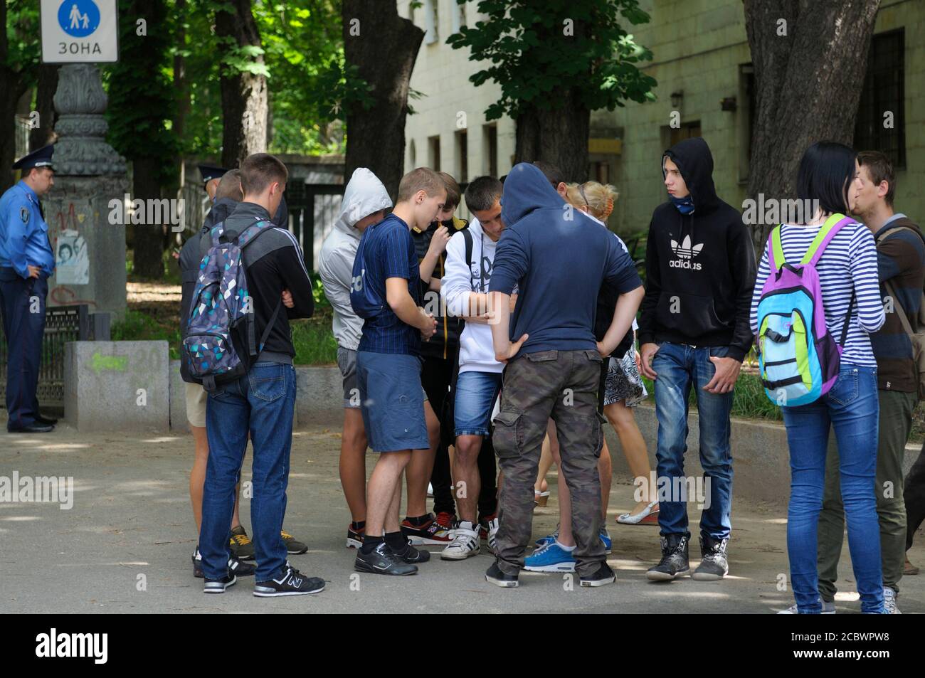 Ucraini, lontani rettisti, ragazzi, marciando in maschere protestando contro la comunità LGBTQ. 25 maggio 2013. Kiev, Ucraina Foto Stock