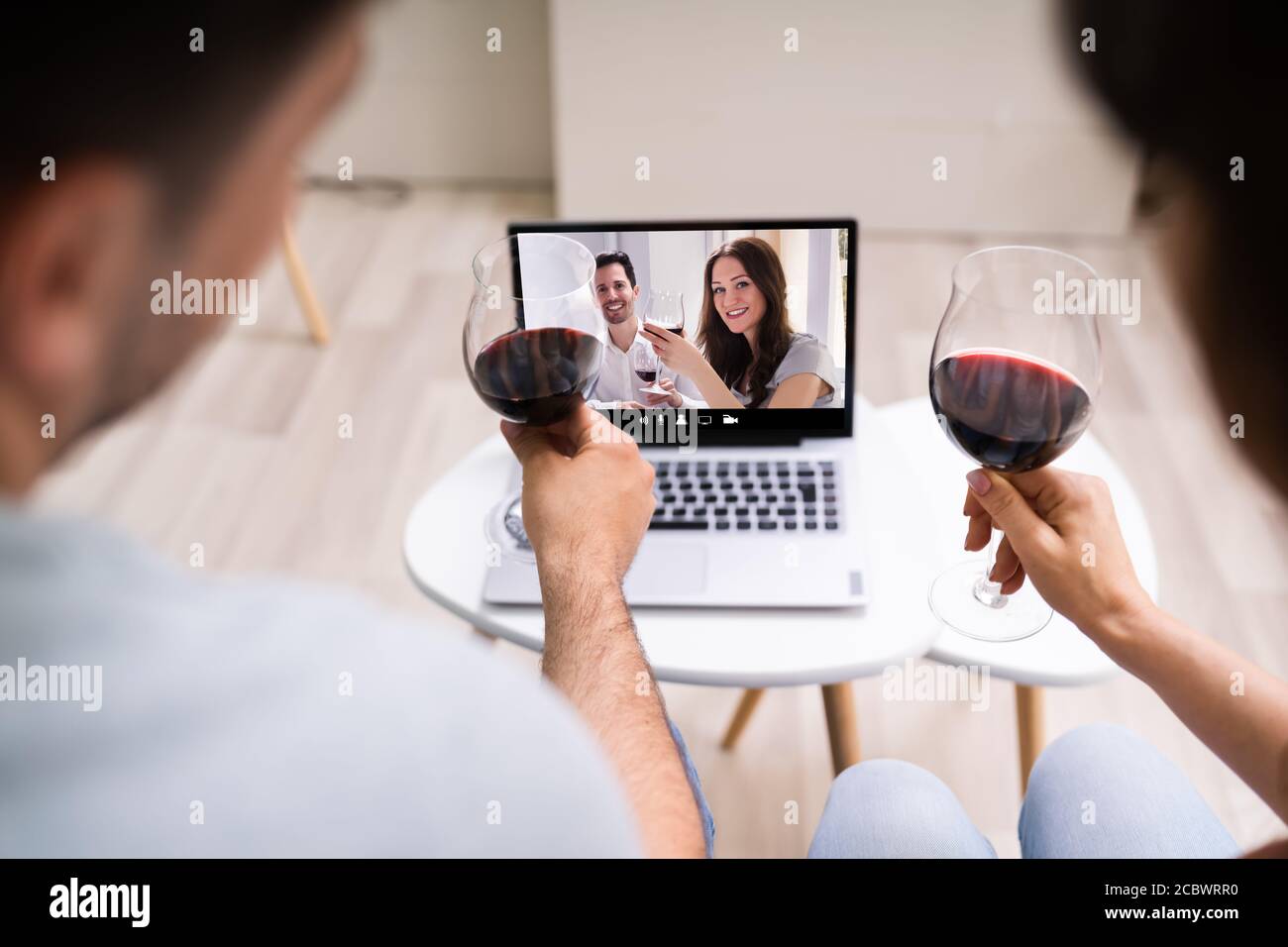 Degustazione virtuale di vini con laptop. Festa online e bevande Foto Stock
