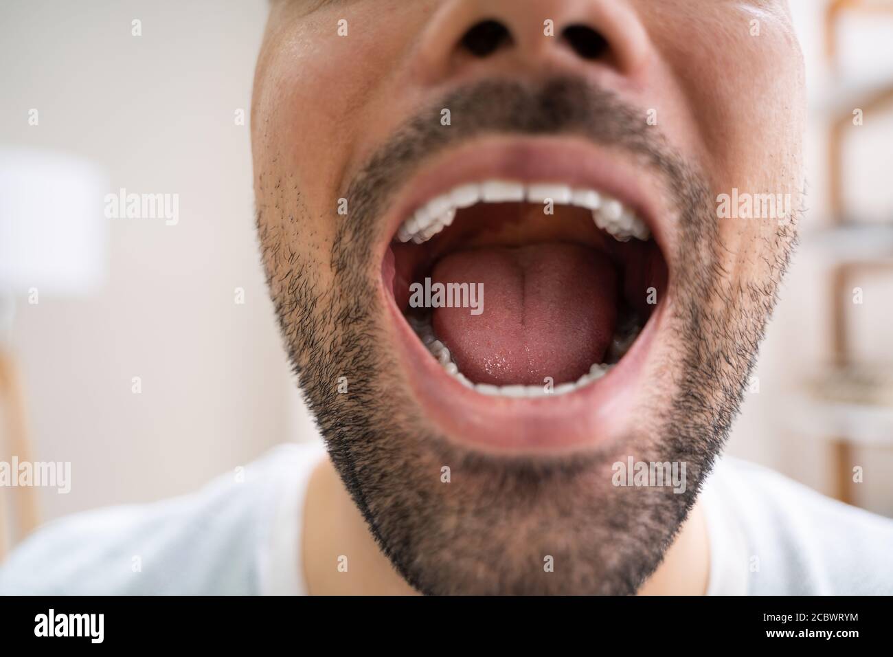 Esame della gola per infezione da influenza durante l'appuntamento con il medico con Telemedicina Foto Stock