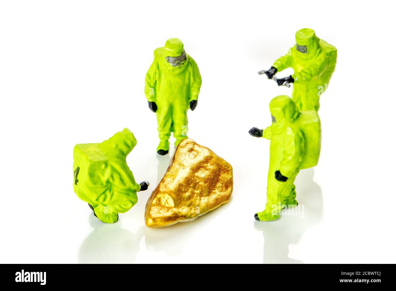 bio hazard special forces figurine in miniatura in tute verdi speciali fare un'ispezione se l'oro o metalli preziosi è sicuro e buon investimento Foto Stock