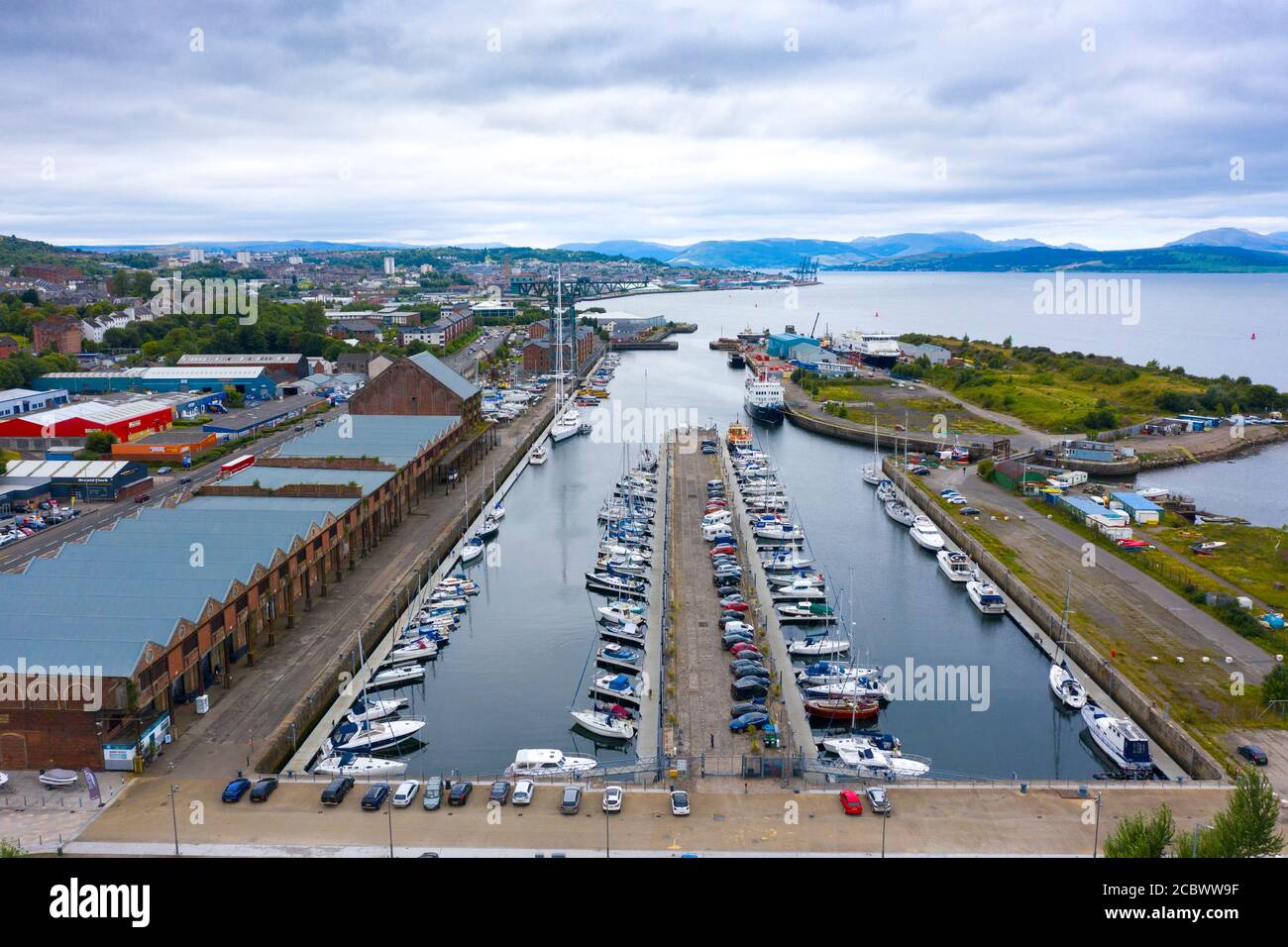 Vista aerea di James Watt Dock Marina a Greenock sul fiume Clyde, Inverclyde, Scozia, Regno Unito Foto Stock