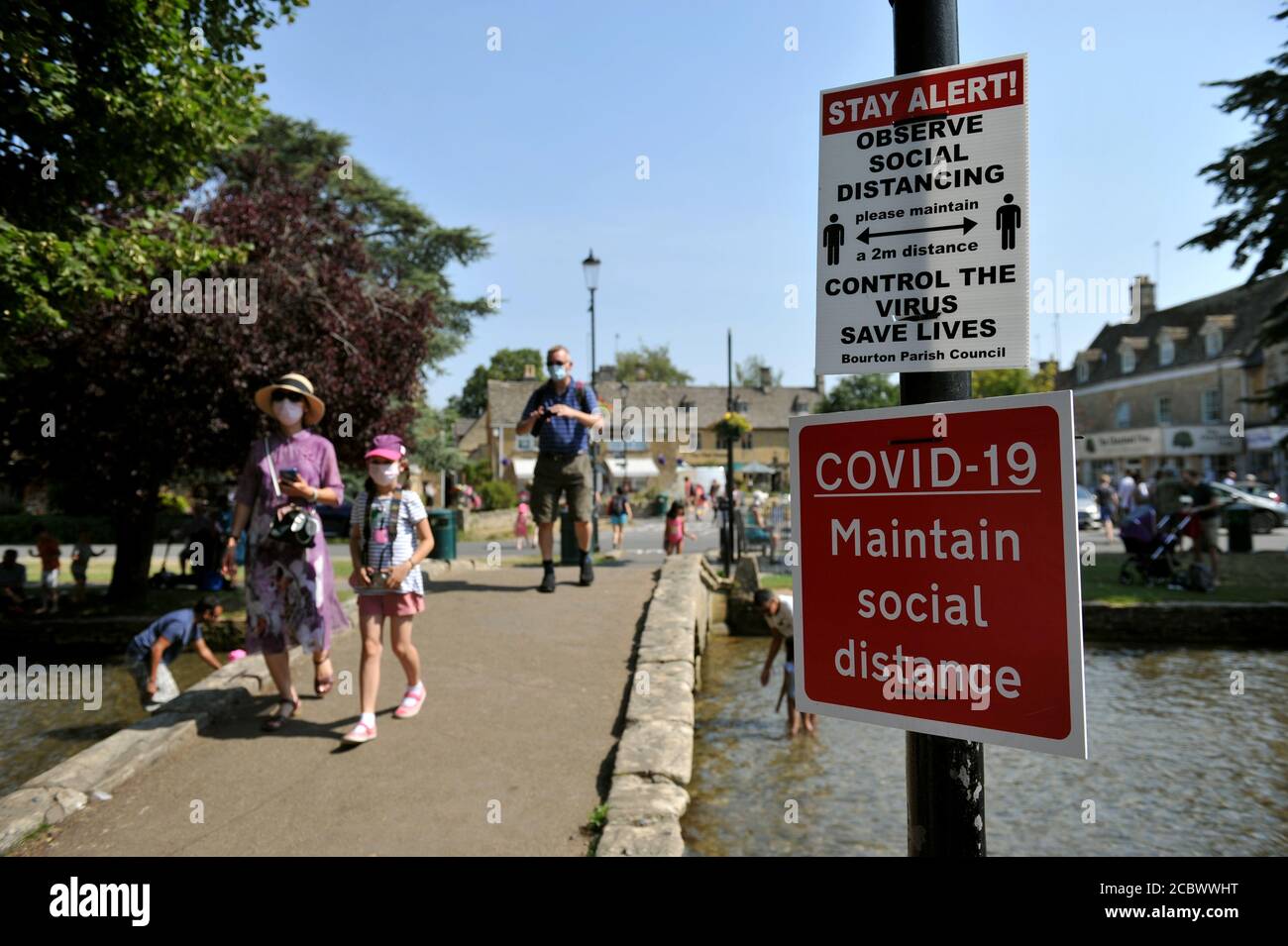 L'ondata di caldo continua nelle Cotswolds, dove le temperature sono salite a. 33 gradi e la folla impaccavano i verdi di erba al Lato del fiume Windrush i Foto Stock