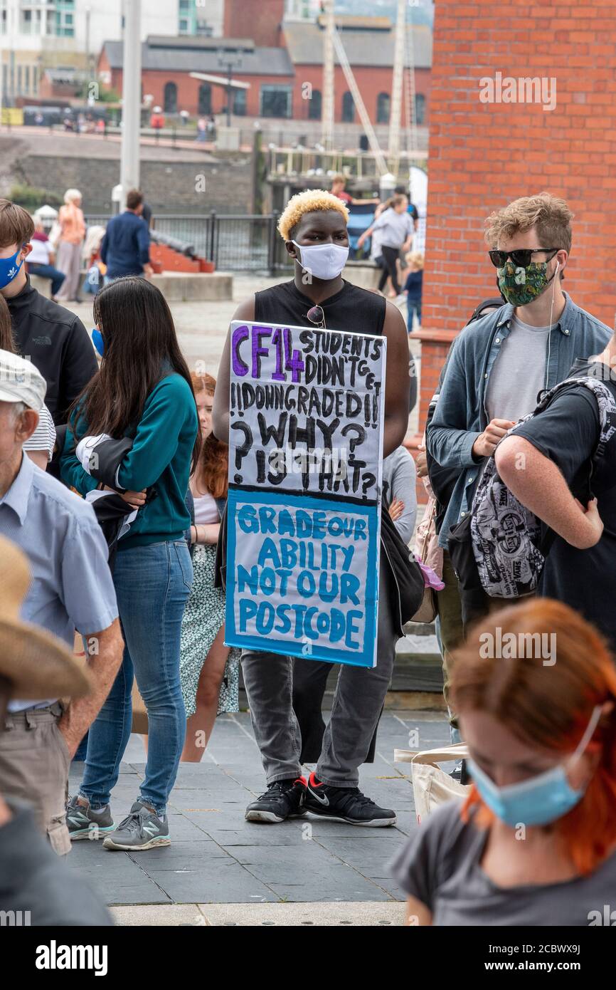Studenti di livello a che protestano al di fuori del Senedd di Cardiff Bay Cardiff, Galles del Sud, Regno Unito Foto Stock