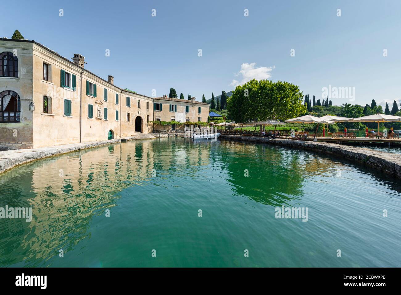 Bar giardino al porto di San Vigilio al Lago di Garda al sole del mattino, Veneto, Italia Foto Stock