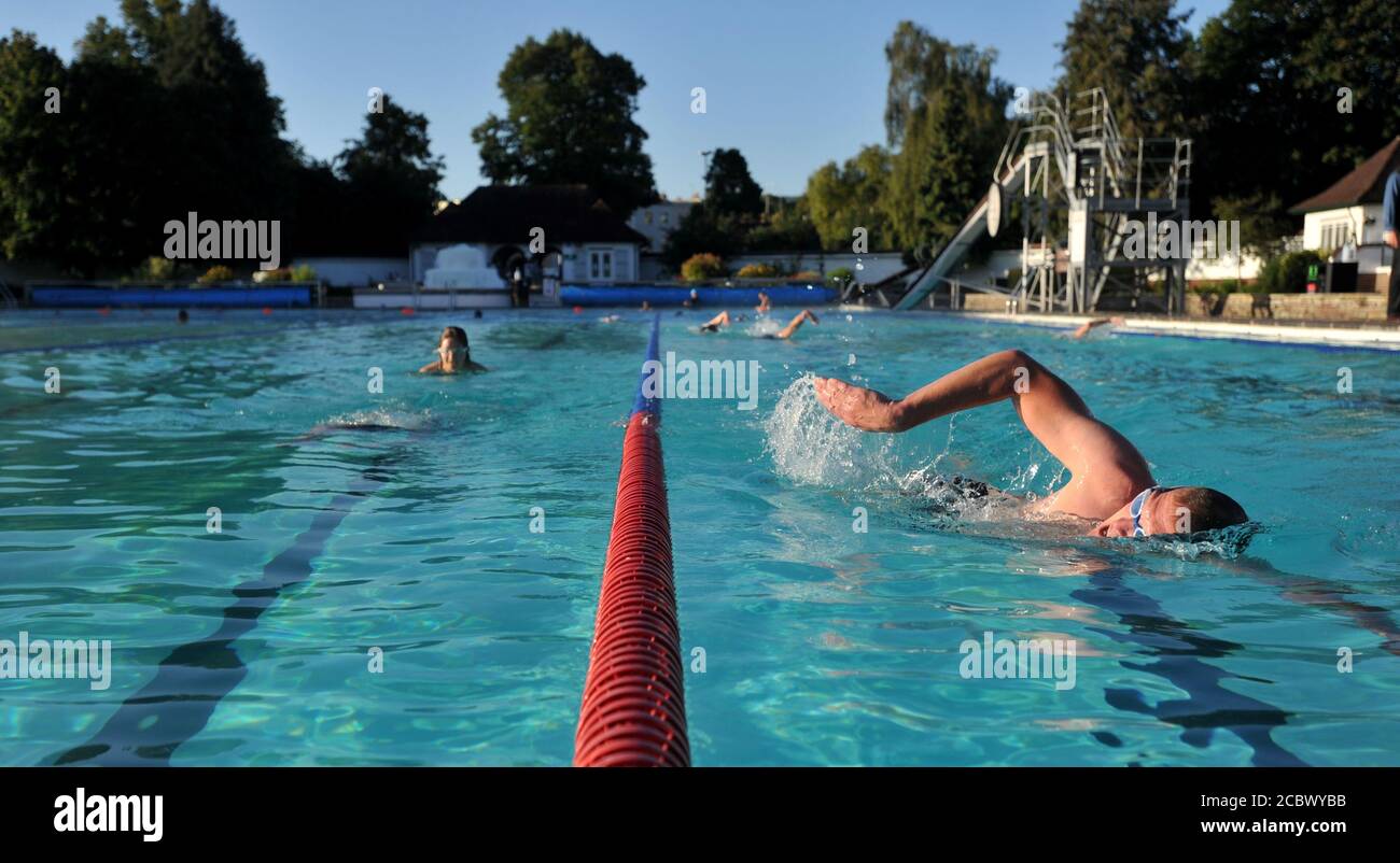 Il Sandford Park Lido di Cheltenham ha riaperto questa mattina alle 6.30 per la sua prima sessione di ritorno dopo il Lockdown. Il Lido è aperto alla stagione di prenotazione dei biglietti Foto Stock