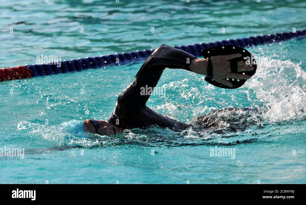 Il Sandford Park Lido di Cheltenham ha riaperto questa mattina alle 6.30 per la sua prima sessione di ritorno dopo il Lockdown. Il Lido è aperto alla stagione di prenotazione dei biglietti Foto Stock