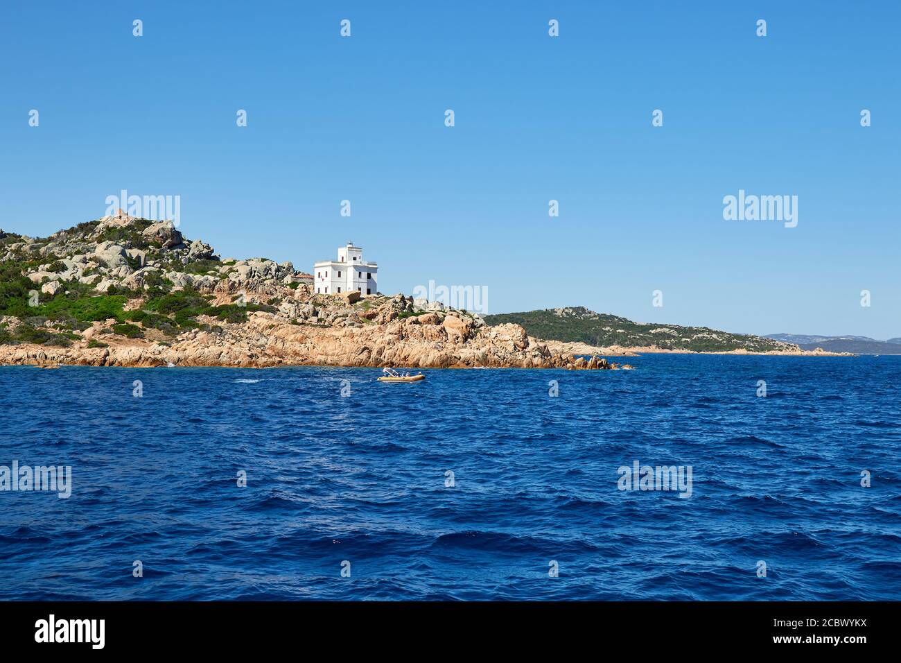 Audaci colori acquei della costa turrenica, vista dal viaggio in traghetto a la Maddalena, Sardegna Foto Stock