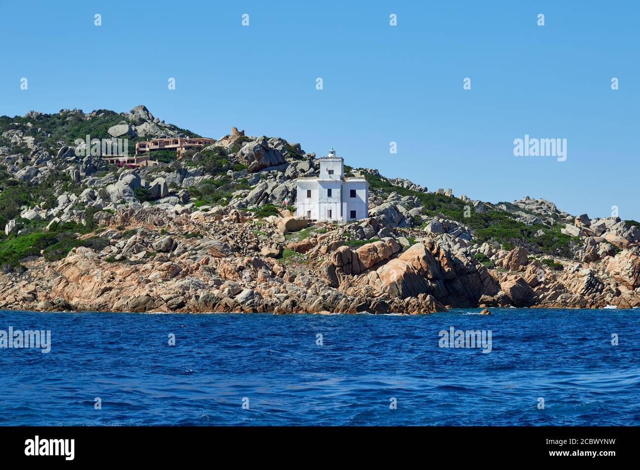 Audaci colori acquei della costa turrenica, vista dal viaggio in traghetto a la Maddalena, Sardegna Foto Stock