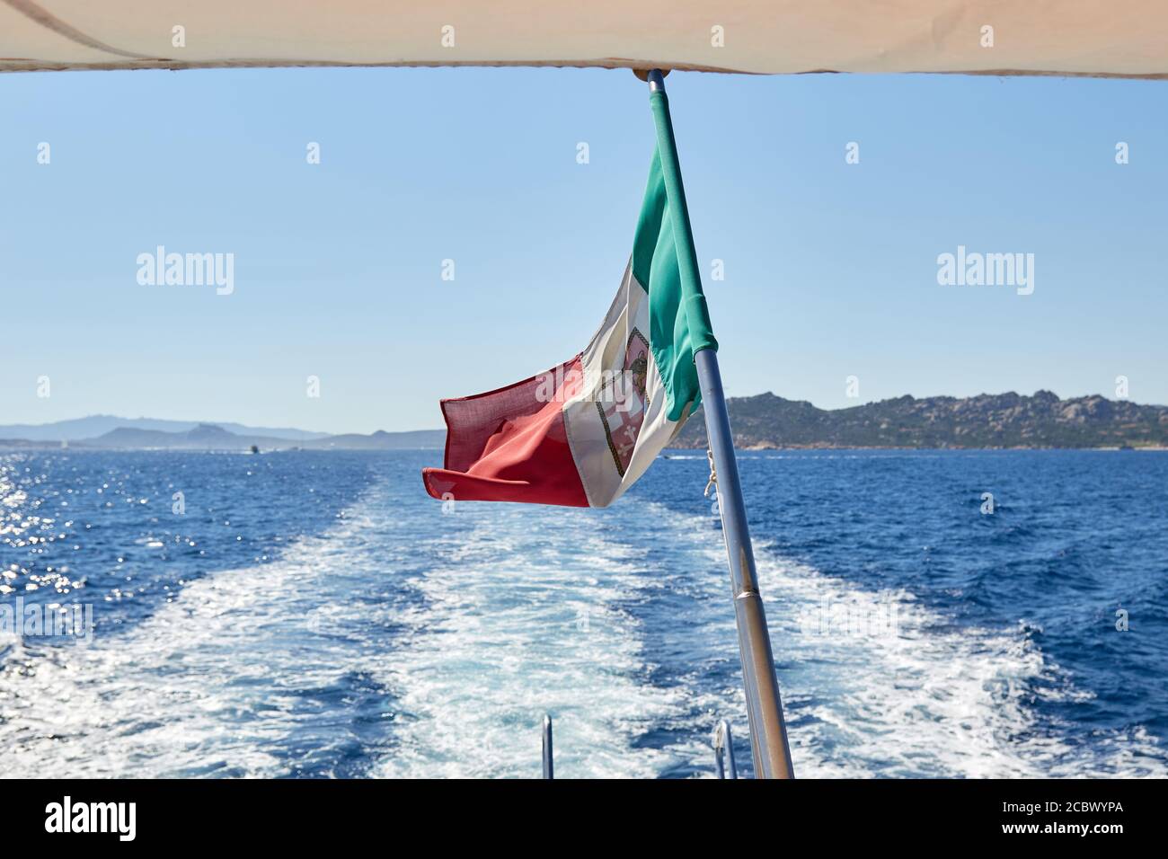 Audaci colori acquei del mare Turreniano, vista dal viaggio in traghetto a la Maddalena, Sardegna Foto Stock