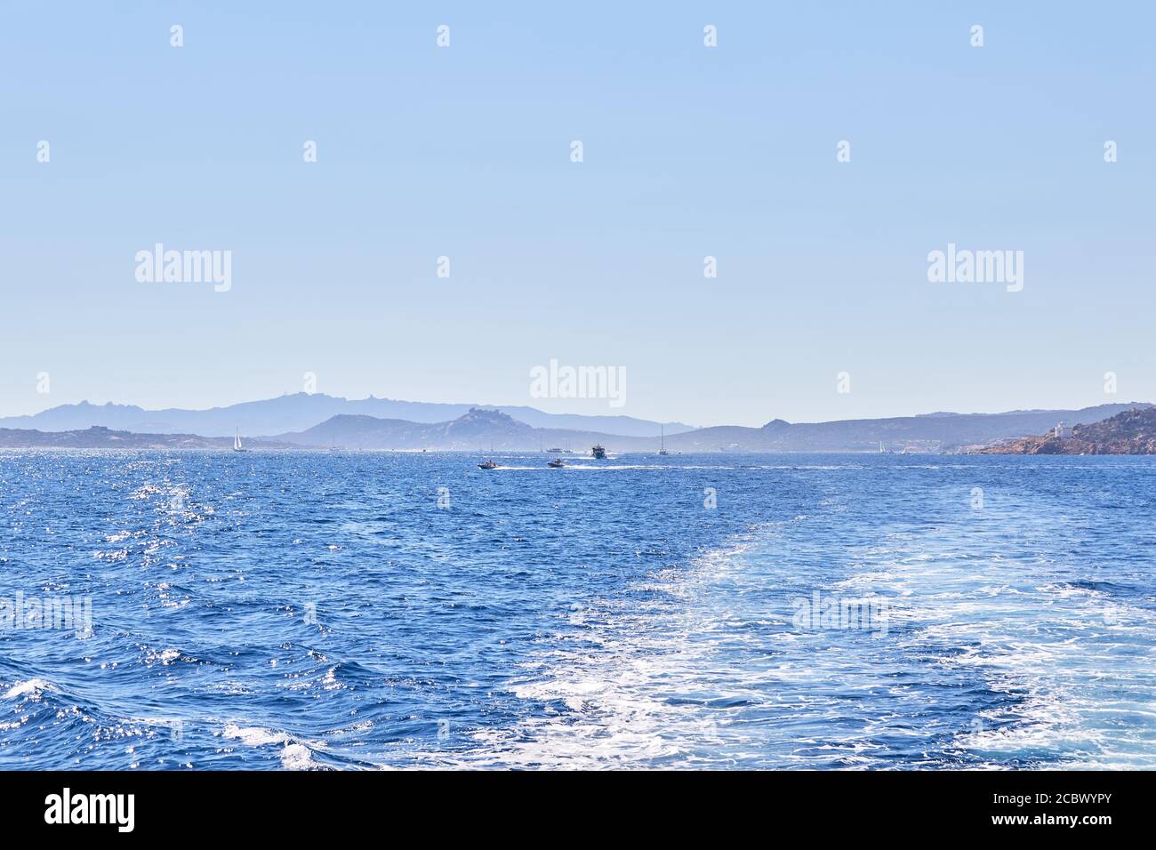 Audaci colori acquei del mare Turreniano, vista dal viaggio in traghetto a la Maddalena, Sardegna Foto Stock