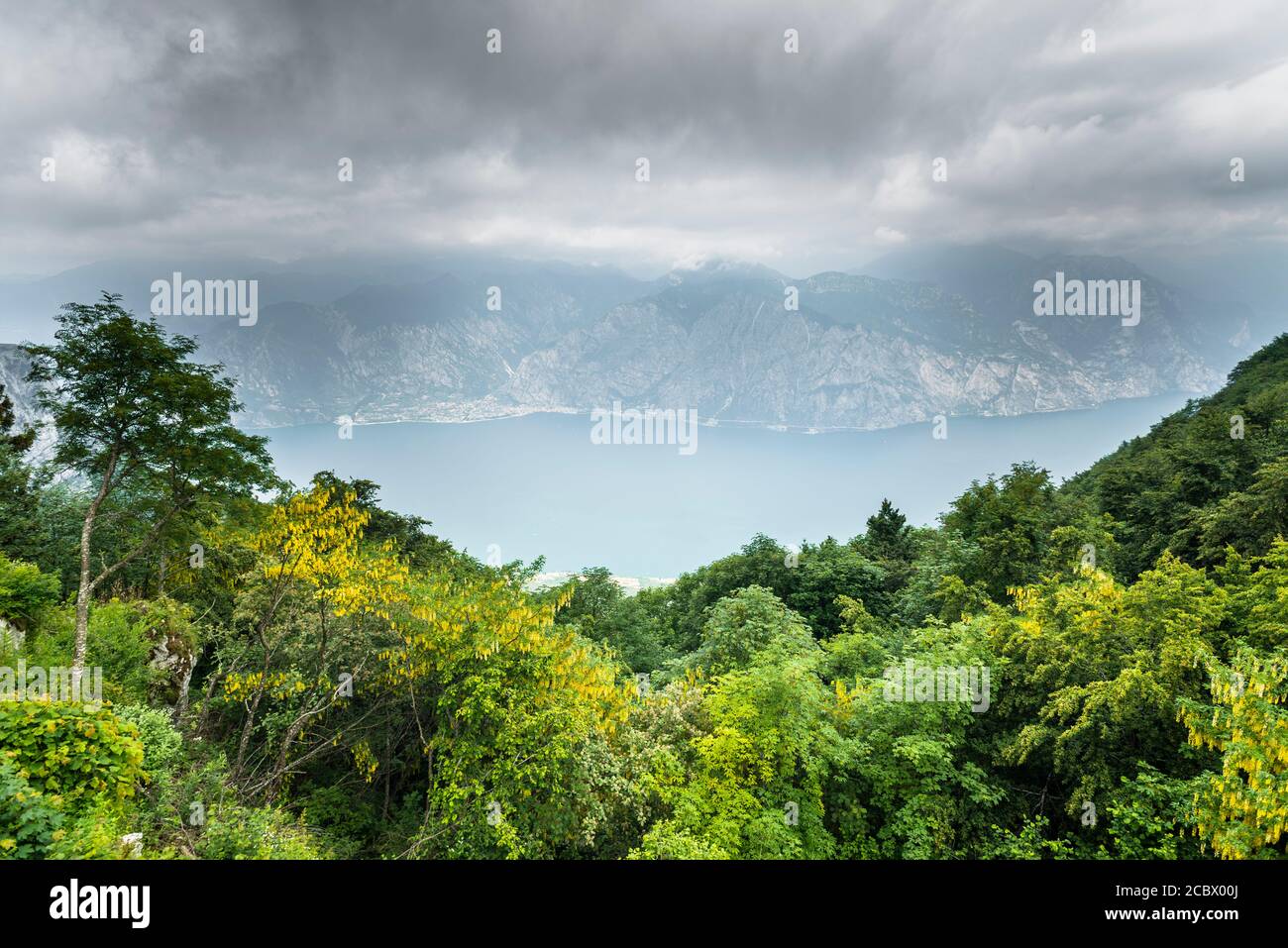 Vista panoramica delle nuvole che si affacciano sul Lago di Garda dalla locanda bocca Navene sulla strada panoramica del Monte Baldo, Trentino, Italia Foto Stock
