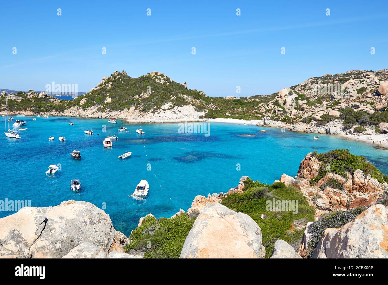 Isola Spargi isola, vista dalla cima della collina per ciano immacolato acque di mare sulla Sardegna Foto Stock