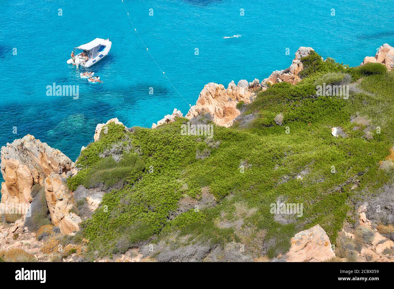 Isola Spargi isola, vista dalla cima della collina per ciano immacolato acque di mare sulla Sardegna Foto Stock