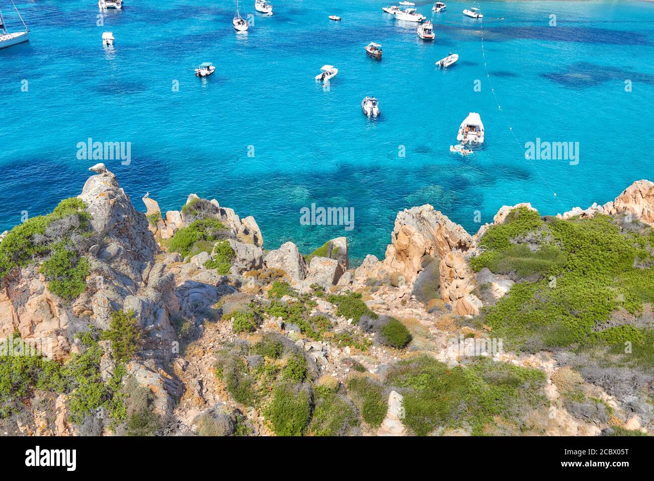 Isola Spargi isola, vista dalla cima della collina per ciano immacolato acque di mare sulla Sardegna Foto Stock
