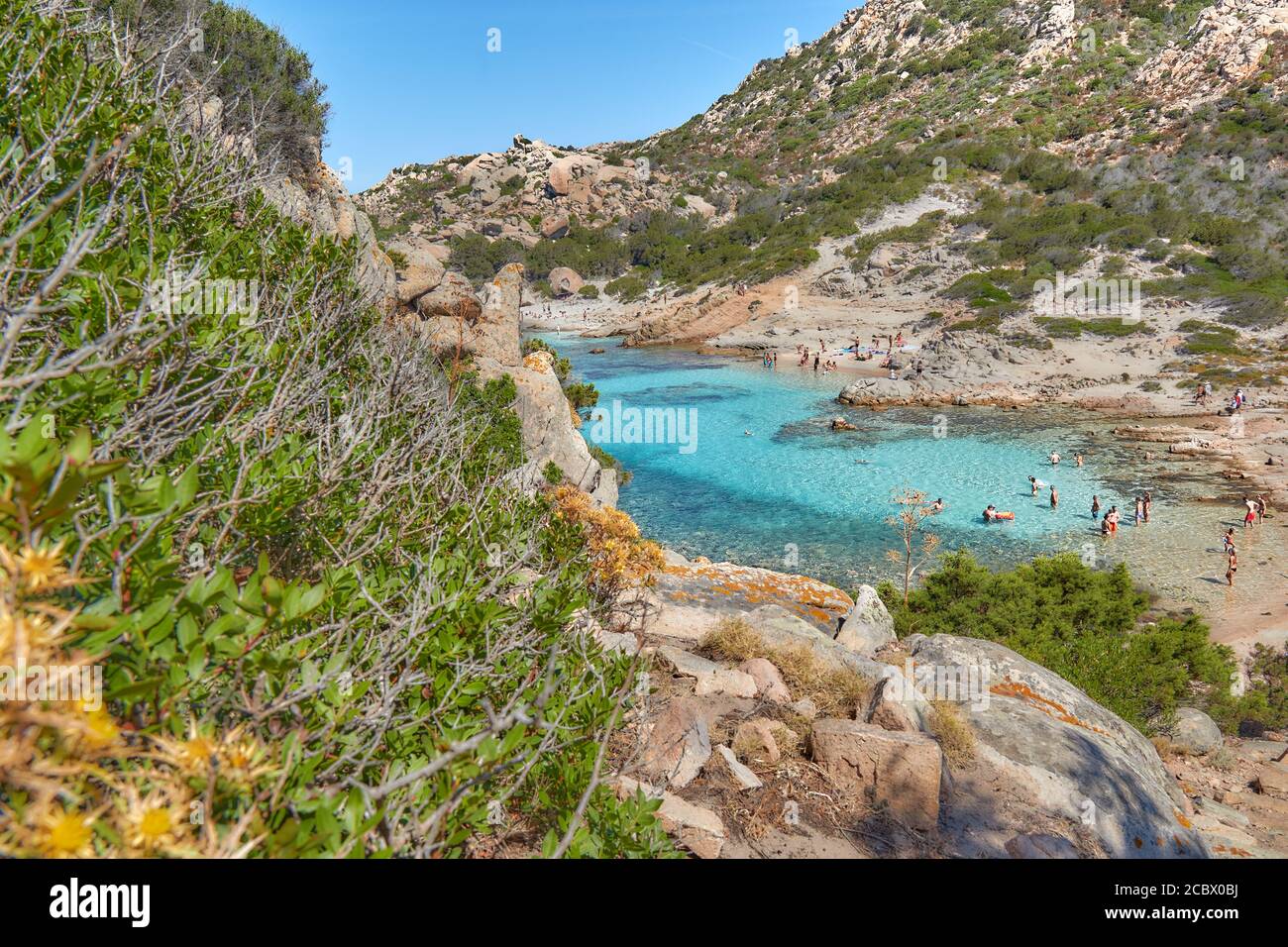 Isola Spargi isola, vista dalla cima della collina per ciano immacolato acque di mare sulla Sardegna Foto Stock