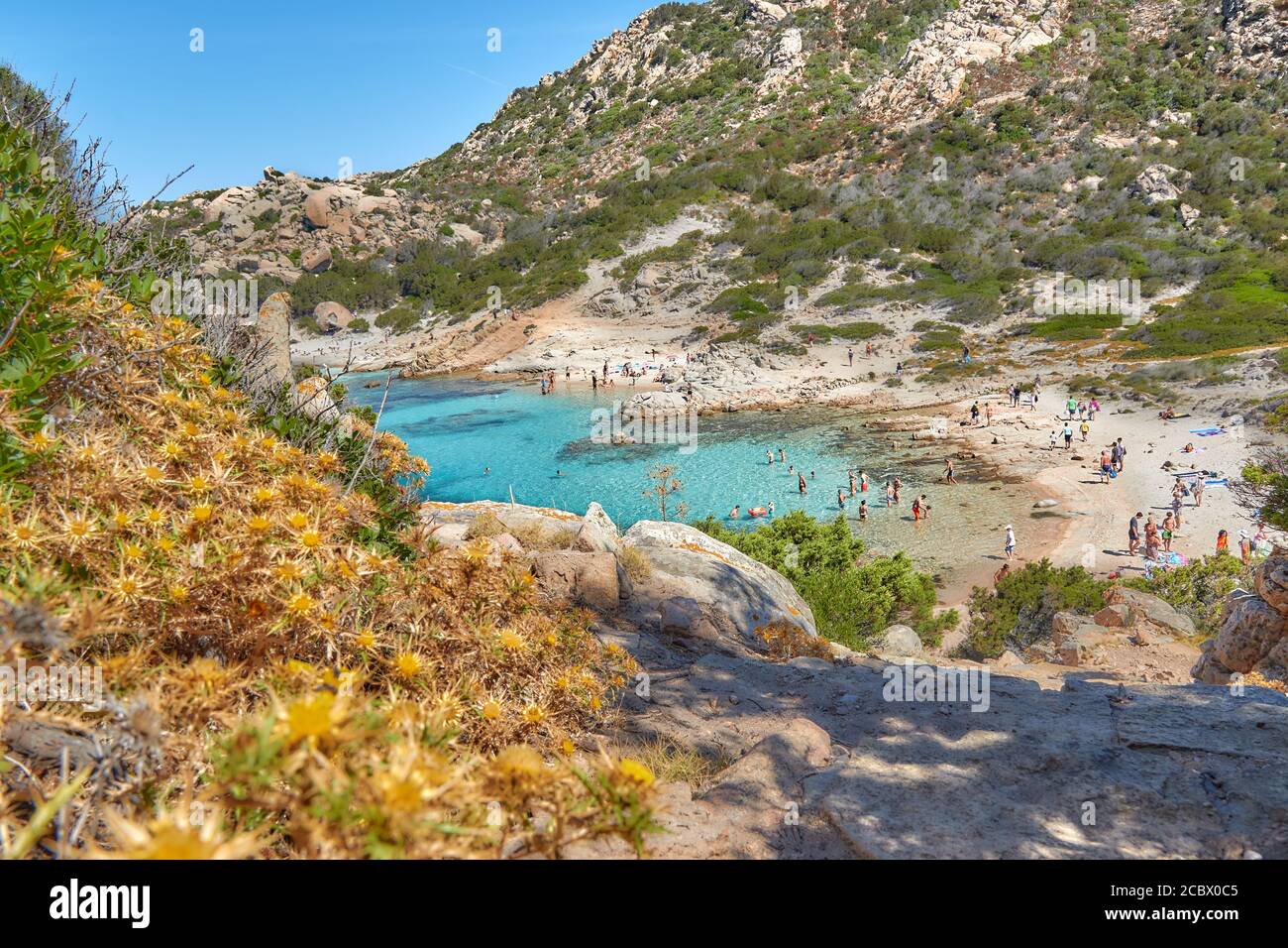 Isola Spargi isola, vista dalla cima della collina per ciano immacolato acque di mare sulla Sardegna Foto Stock