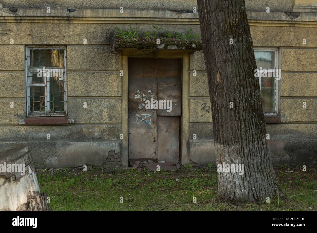 Distrutto vecchi edifici sovietici in città Foto Stock