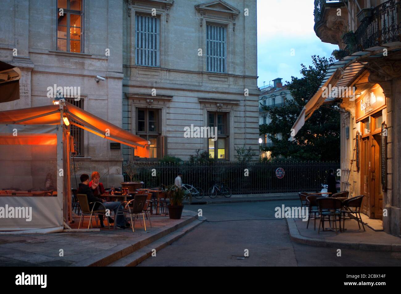 Bar e ristoranti nel centro storico di Montpellier Francia. Esprit Vin luogo Chabaneau atmosfera bohémien nella città vecchia di Montpellier. Gays An Foto Stock