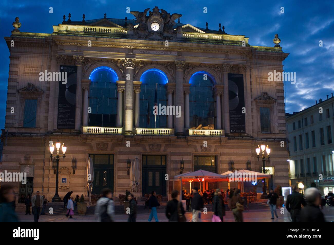 L'Opera Comedie su Place de la Comédie circondato da bar e ristoranti, Montpellier, Francia meridionale edificio del grande teatro convertito a. Foto Stock