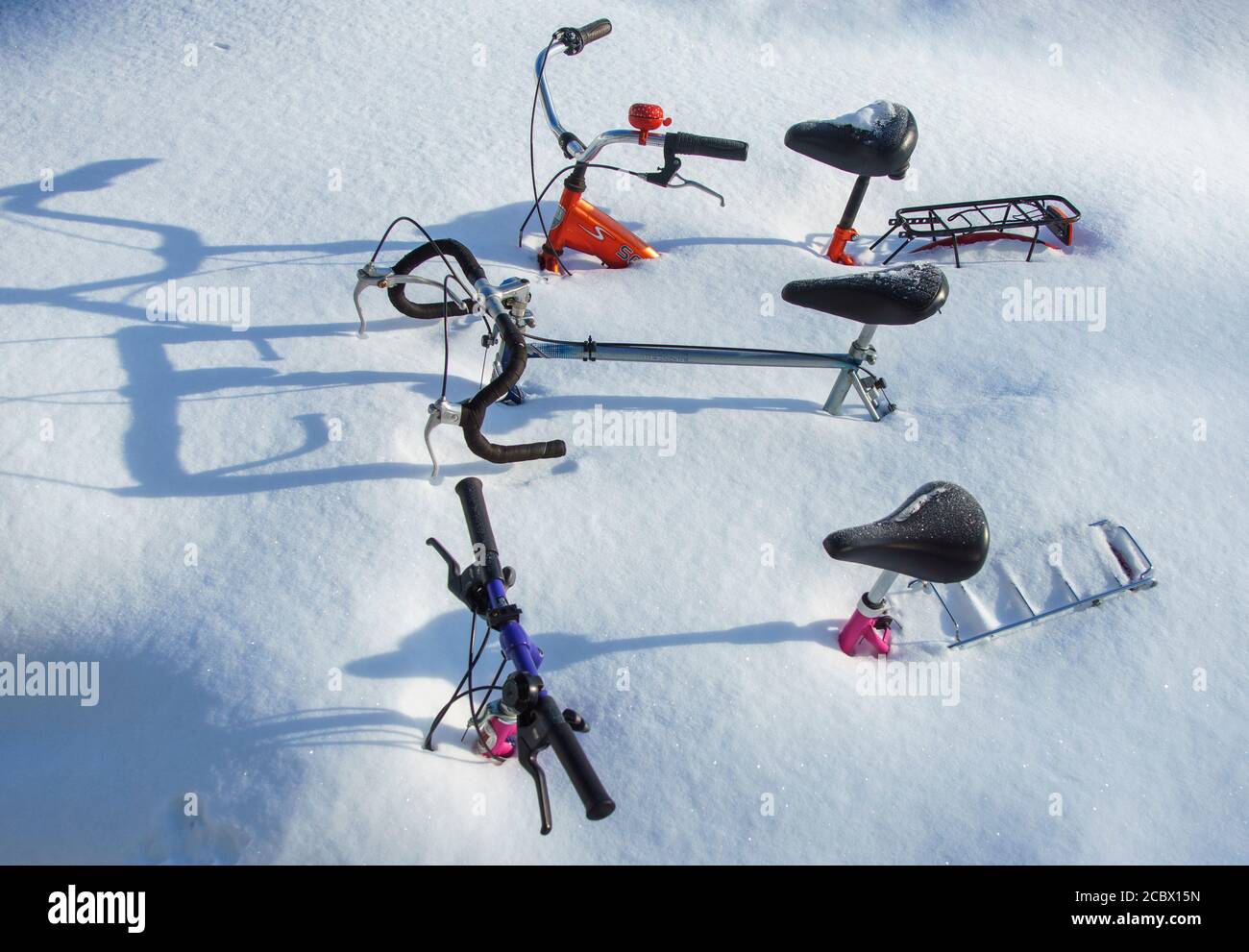 Biciclette sepolte nella neve profonda a Inverno , Finlandia Foto Stock